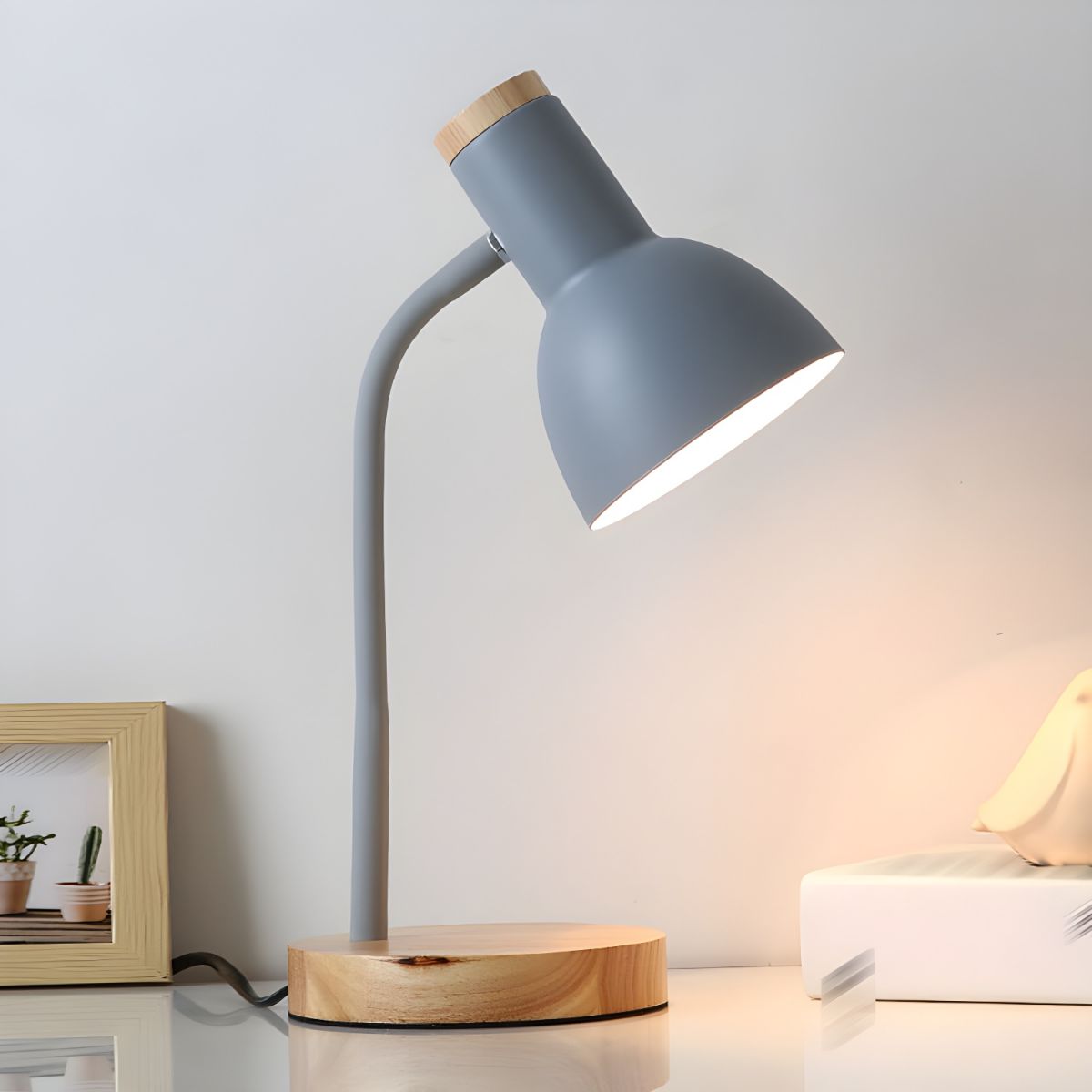 Tafellamp met Houten Voet in Scandinavische Stijl