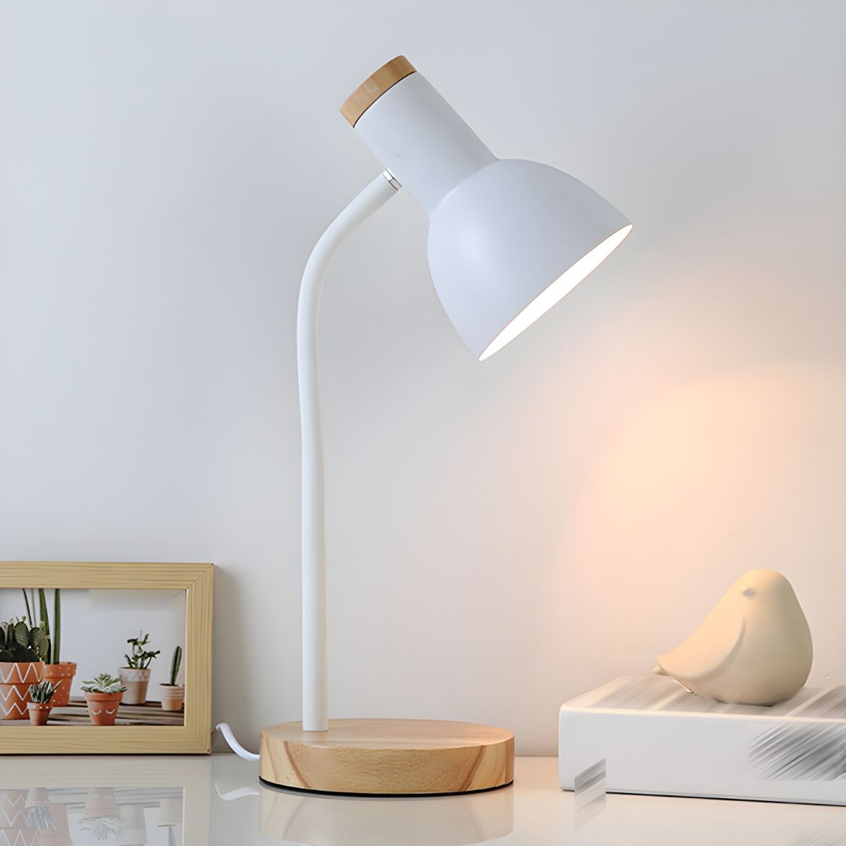 Tafellamp met Houten Voet in Scandinavische Stijl