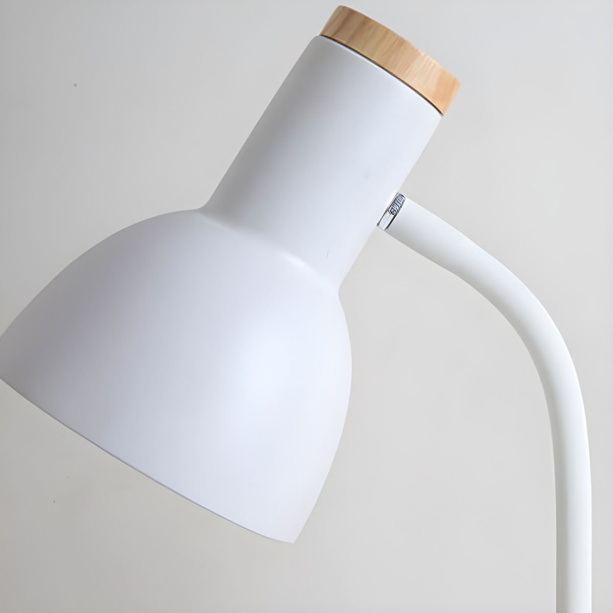 Tafellamp met Houten Voet in Scandinavische Stijl