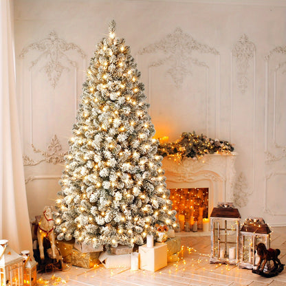Verlichte kunstkerstboom met sneeuwlook in klassiek design