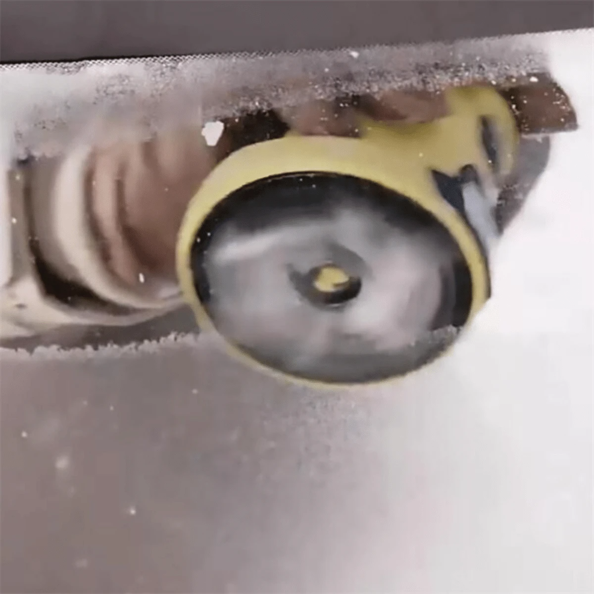 Verwarmde voorruitkrabber met automatische ijsverwijdering voor rijden in de winter