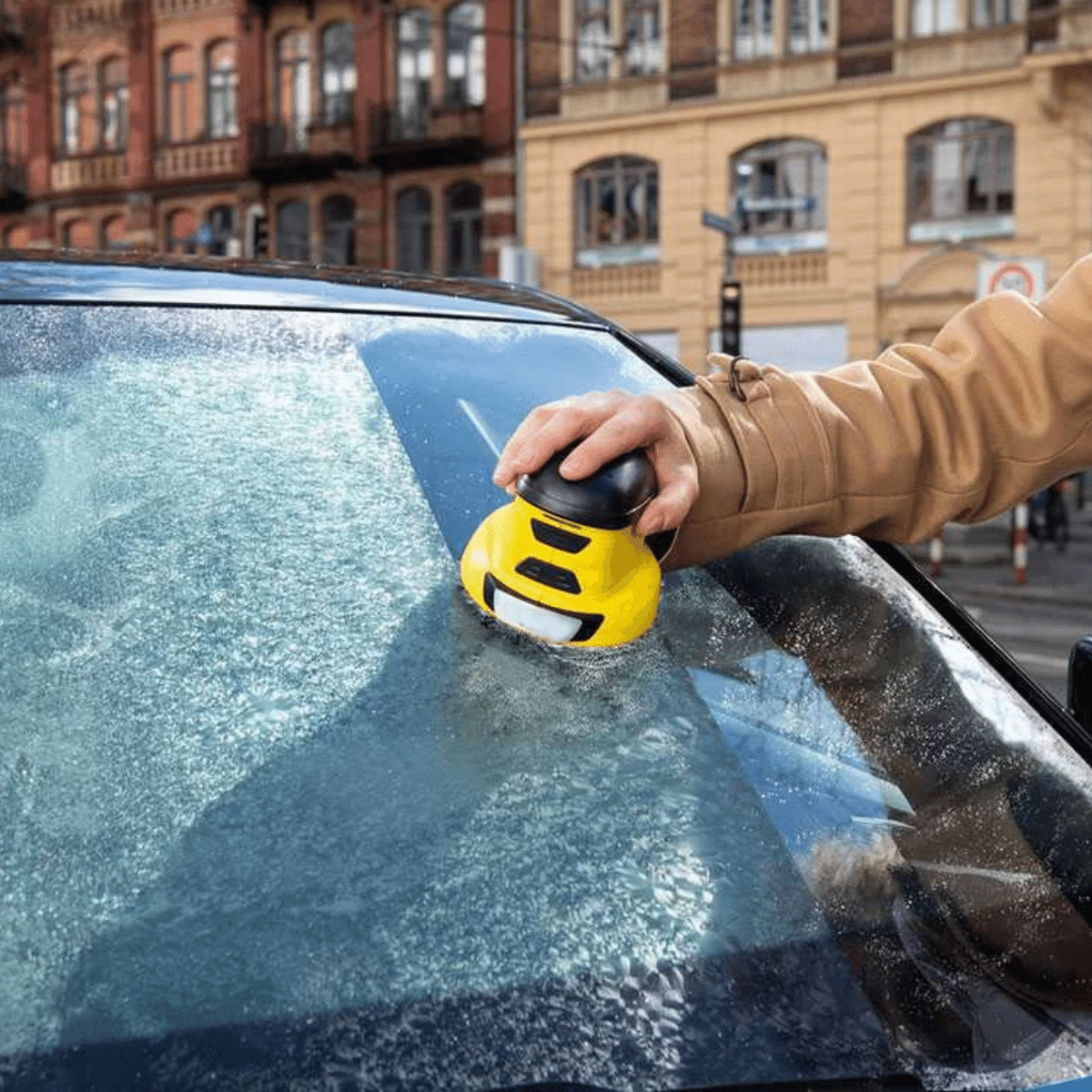 Verwarmde voorruitkrabber met automatische ijsverwijdering voor rijden in de winter