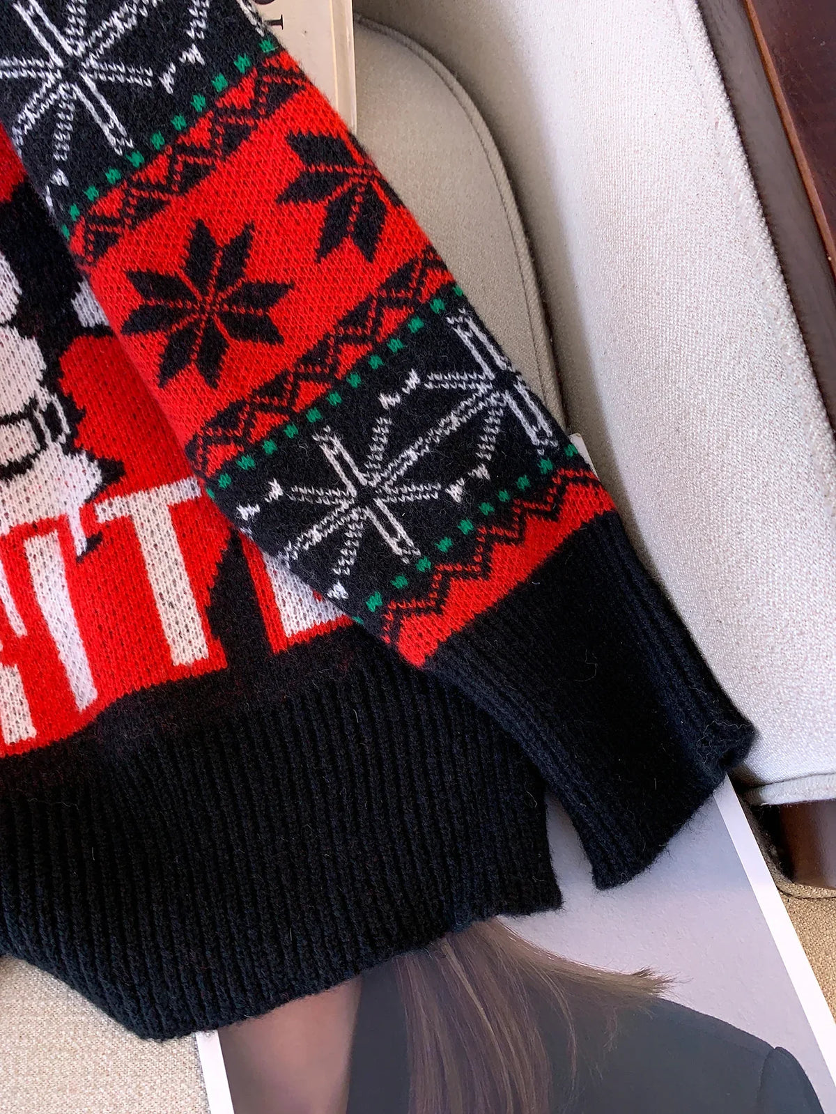 Zwarte kersttrui voor dames met kerstman, ronde hals en lange mouwen